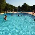 Spacious Flat With Common Pools And Kidsplay Area Apartmán *
